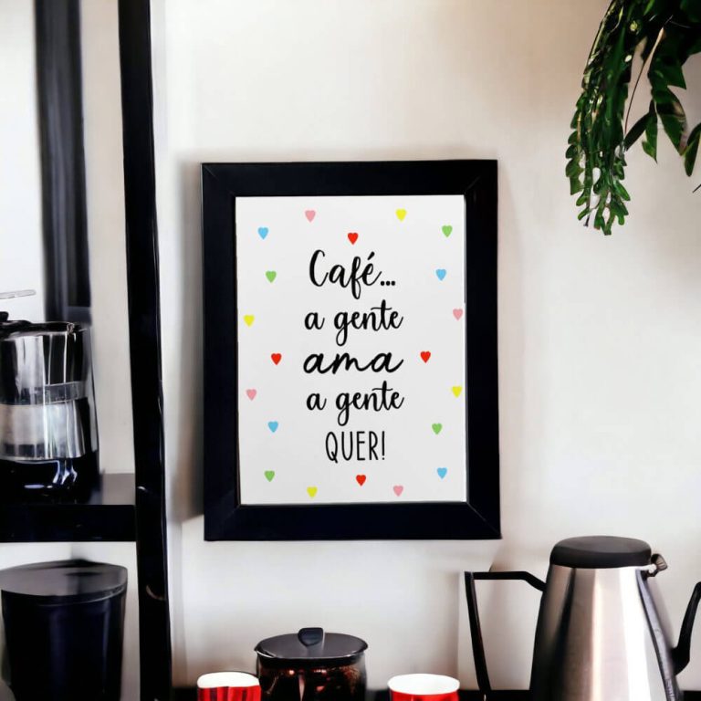 Azulejo decorativo com a frase Café a gente ama a gente