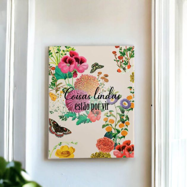 Azulejo decorativo com a frase Coisas lindas estão por vir fundo floral bege