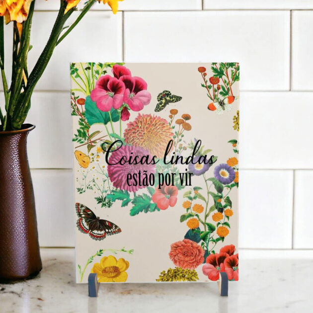 Azulejo decorativo com a frase Coisas lindas estão por vir fundo floral bege