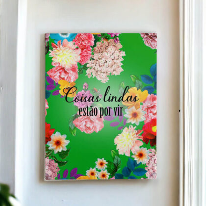 Azulejo decorativo com a frase Coisas lindas estão por vir com fundo verde floral