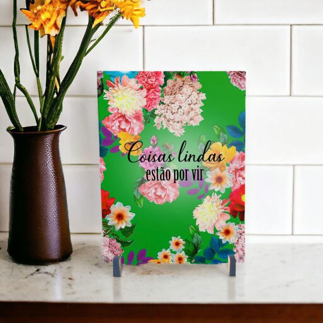 Azulejo decorativo com a frase Coisas lindas estão por vir com fundo verde floral