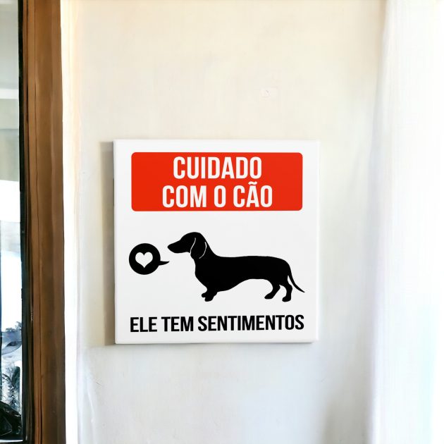 Azulejo decorativo com a frase Cuidado com o cão ele tem sentimentos