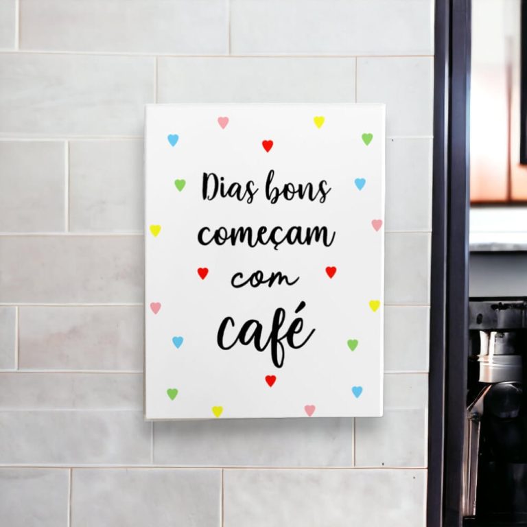 Azulejo decorativo com a frase Dias bons começam com café com corações coloridos