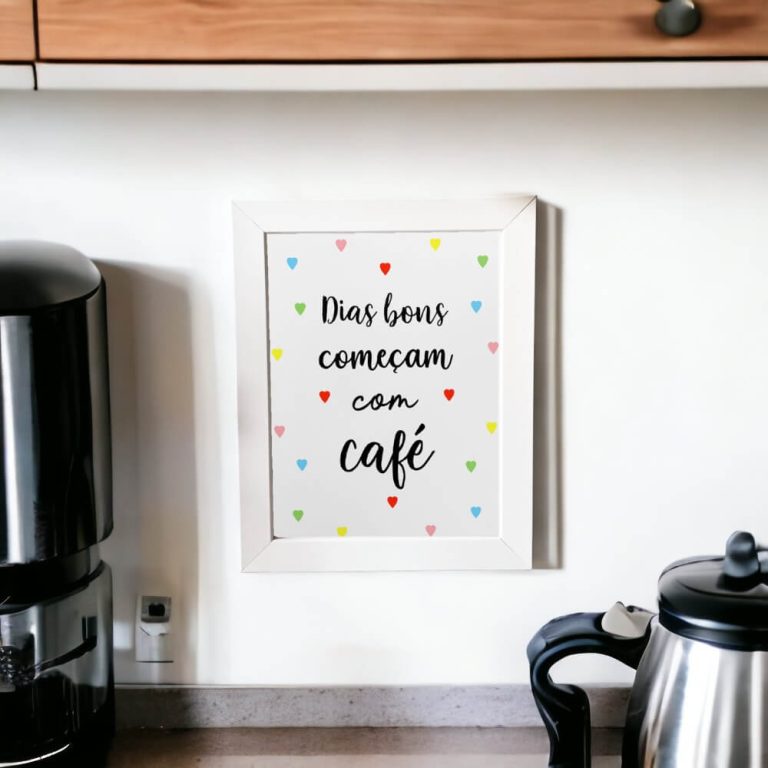 Azulejo decorativo com a frase Dias bons começam com café com corações coloridos