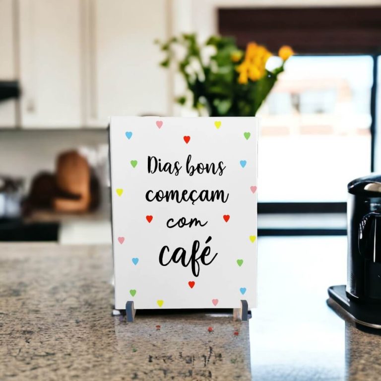 Azulejo decorativo com a frase Dias bons começam com café com corações coloridos