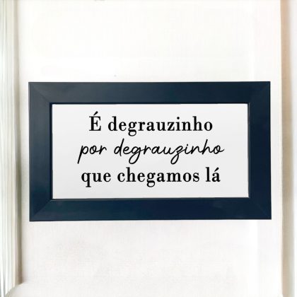 Azulejo decorativo com a frase É degrauzinho por degrauzinho que chegamos lá - Coleção Metro White