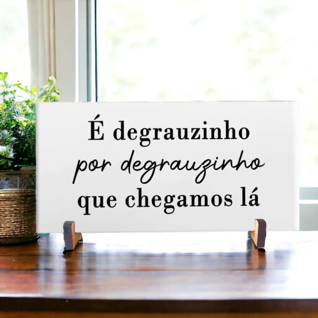 Azulejo decorativo com a frase É degrauzinho por degrauzinho que chegamos lá - Coleção Metro White