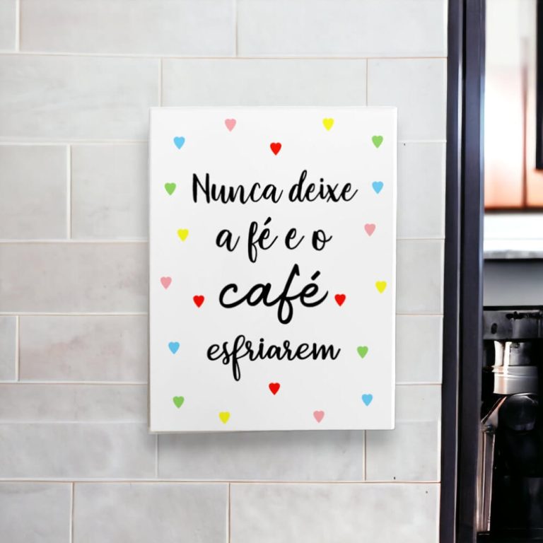 Azulejo decorativo para cantinho do café com a frase Nunca deixe a fé e o café esfriarem com corações coloridos