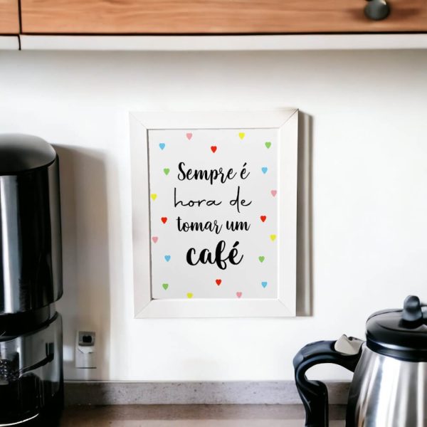 Azulejo decorativo com a frase Sempre é hora de tomar um café com corações coloridos