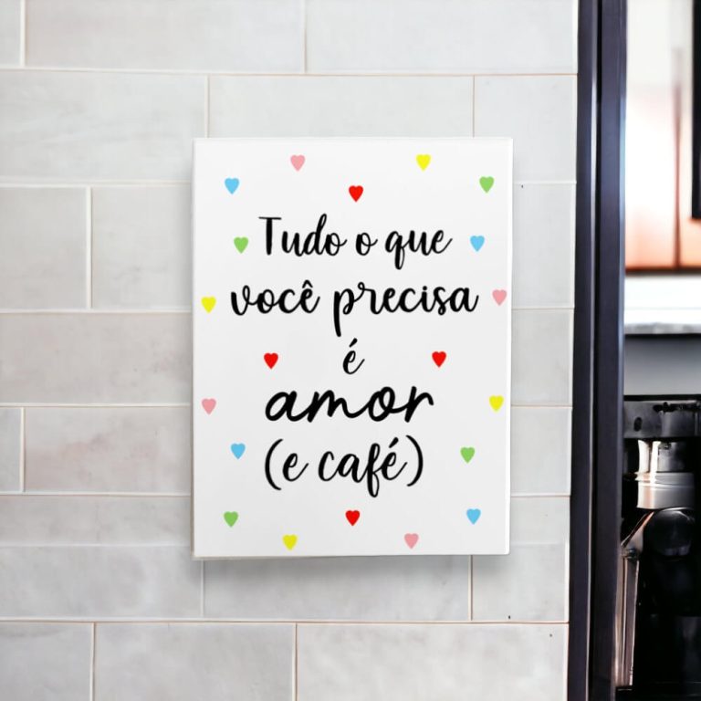 Azulejo decorativo para cantinho do café com a frase Tudo o que você precisa é amor (e café) com corações coloridos