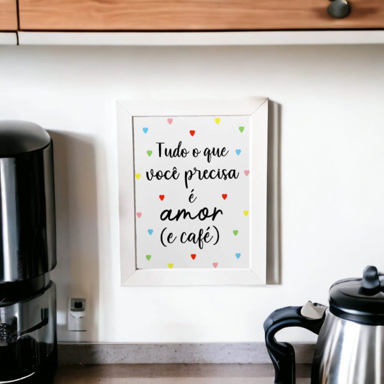 Azulejo decorativo para cantinho do café com a frase Tudo o que você precisa é amor (e café) com corações coloridos