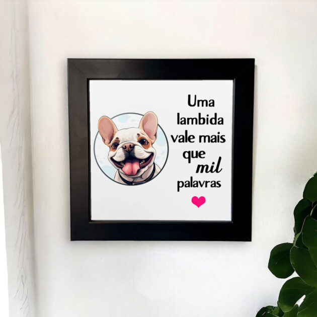 Azulejo decorativo com a frase Uma lambida vale mais que mil palavras com o desenho de um cachorro Buldogue