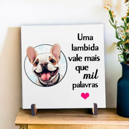 Azulejo decorativo com a frase Uma lambida vale mais que mil palavras com o desenho de um cachorro Buldogue