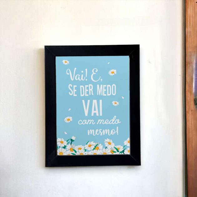 Azulejo decorativo com a frase Vai e se der medo vai com medo mesmo no tom azul com margaridas