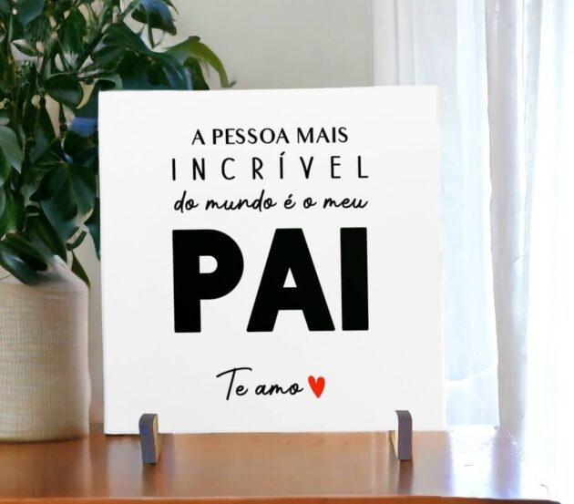 Azulejo decorativo com a frase A pessoa mais incrível do mundo é o meu pai