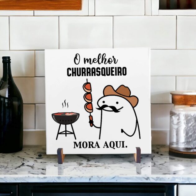 Azulejo decorativo com a frase O melhor churrasqueiro mora aqui - Presente para o Dia dos Pais