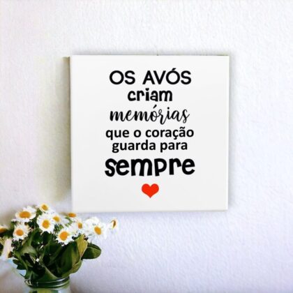 Azulejo decorativo para presentear os avós com a frase Os avós criam memórias que o coração guarda para sempre