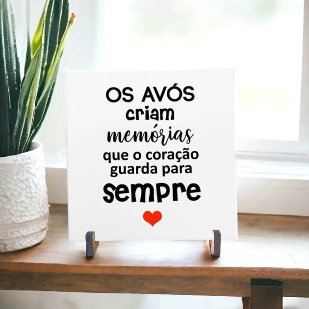 Azulejo decorativo para presentear os avós com a frase Os avós criam memórias que o coração guarda para sempre