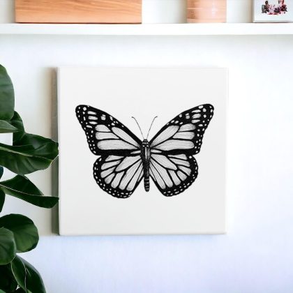 Azulejo decorativo com o desenho de borboleta em preto e branco - Modelo 1