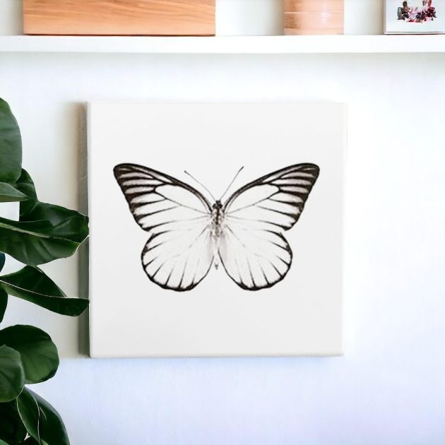 Azulejo decorativo com o desenho de borboleta em preto e branco - Modelo 2