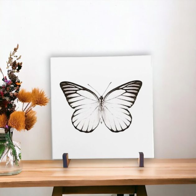 Azulejo decorativo com o desenho de borboleta em preto e branco - Modelo 2