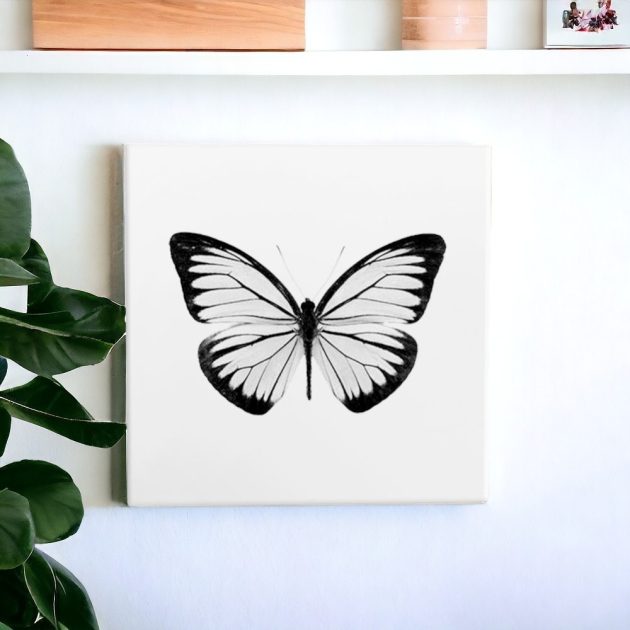 Azulejo decorativo com o desenho de borboleta em preto e branco - Modelo 3