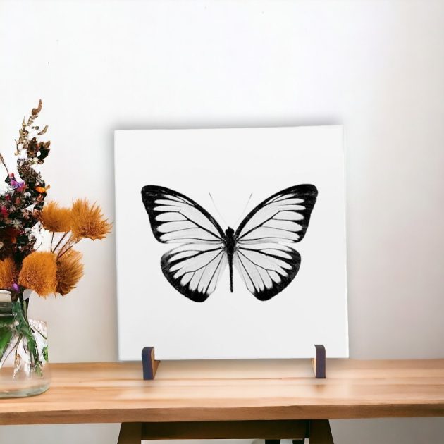 Azulejo decorativo com o desenho de borboleta em preto e branco - Modelo 3