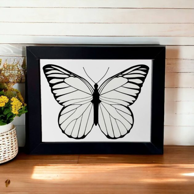 Azulejo decorativo com o desenho de uma borboleta em preto e branco - Modelo 4