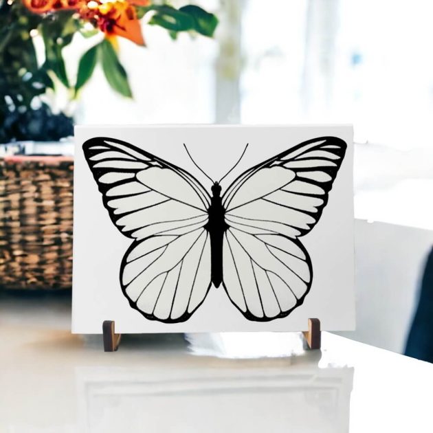 Azulejo decorativo com o desenho de uma borboleta em preto e branco - Modelo 4