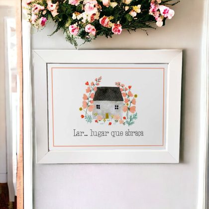 Azulejo decorativo com a frase Lar... Lugar que abraça com desenho de uma casinha cinza com flores rosas