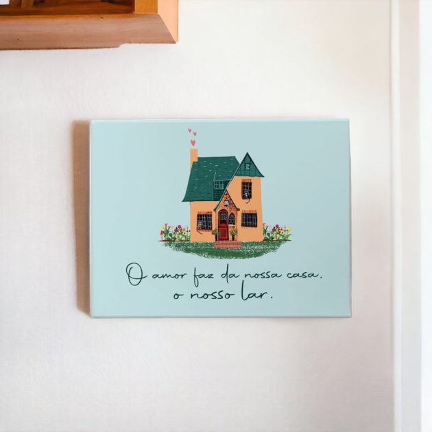 Azulejo decorativo com a frase O amor faz da nossa casa, o nosso lar com o desenho da casinha amarela