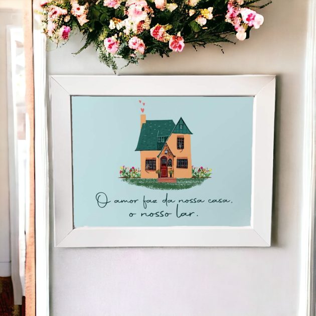 Azulejo decorativo com a frase O amor faz da nossa casa, o nosso lar com o desenho da casinha amarela