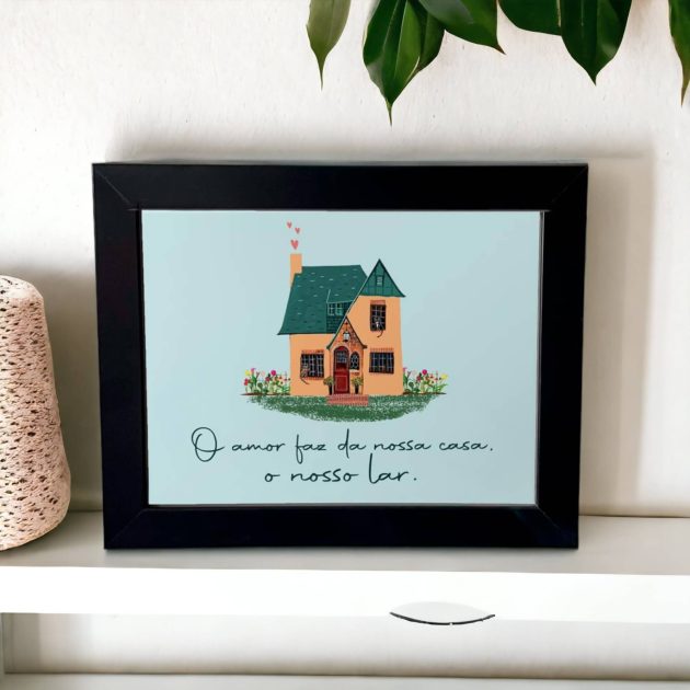 Azulejo decorativo com a frase O amor faz da nossa casa, o nosso lar com o desenho da casinha amarela