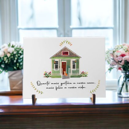 Azulejo decorativo com frase "Quanto mais gostosa a nossa casa, mais feliz a nossa vida" com o desenho da casinha verde.