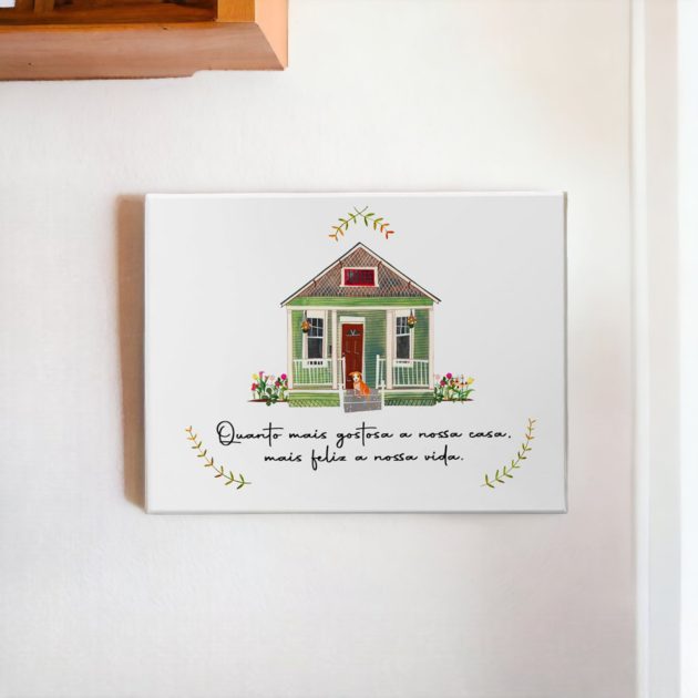 Azulejo decorativo com frase "Quanto mais gostosa a nossa casa, mais feliz a nossa vida" com o desenho da casinha verde.