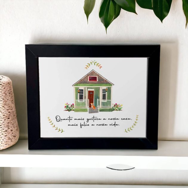 Azulejo decorativo com frase "Quanto mais gostosa a nossa casa, mais feliz a nossa vida" com o desenho da casinha verde.