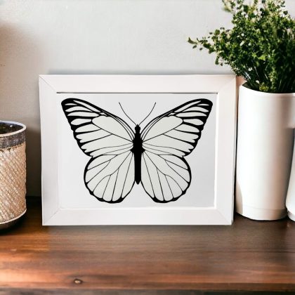 Azulejo decorativo com o desenho de uma borboleta em preto e branco - Modelo 4