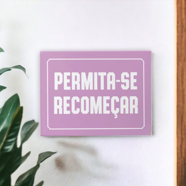 Azulejo decorativo com a frase Permita-se recomeçar com o fundo rosa pink ou lilás - Coleção Retrô