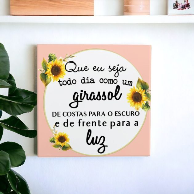 Azulejo decorativo com a frase Que eu seja todo dia como um Girassol de costas para o escuro e de frente para a luz com um fundo rosa floral