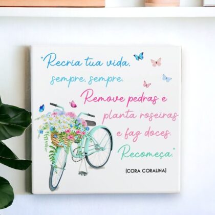 Azulejo decorativo com a frase Recria tua vida sempre, sempre. Remove pedras e planta roseiras e faz doces. Recomeça da Cora Coralina