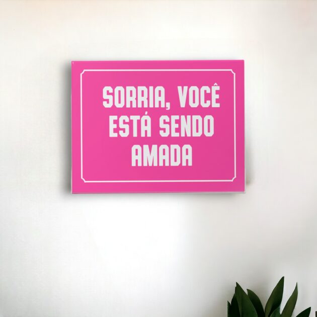 Azulejo decorativo com a frase Sorria, você está sendo amada - Coleção Retrô