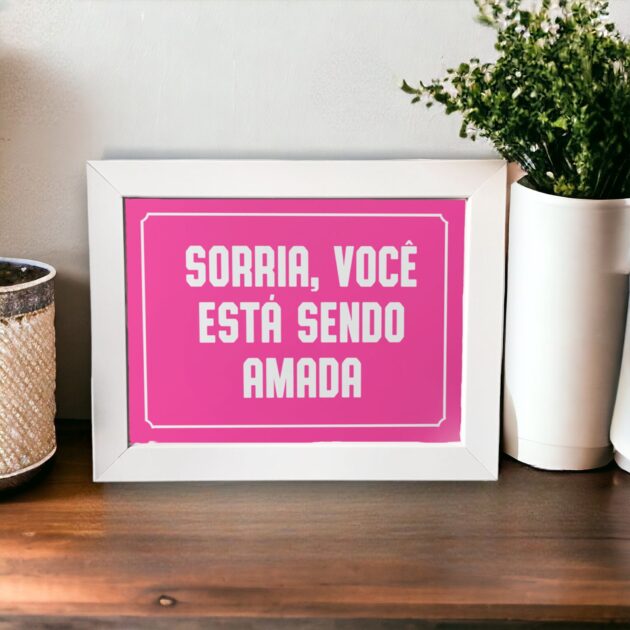 Azulejo decorativo com a frase Sorria, você está sendo amada - Coleção Retrô