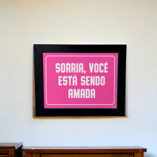 Azulejo decorativo com a frase Sorria, você está sendo amada - Coleção Retrô