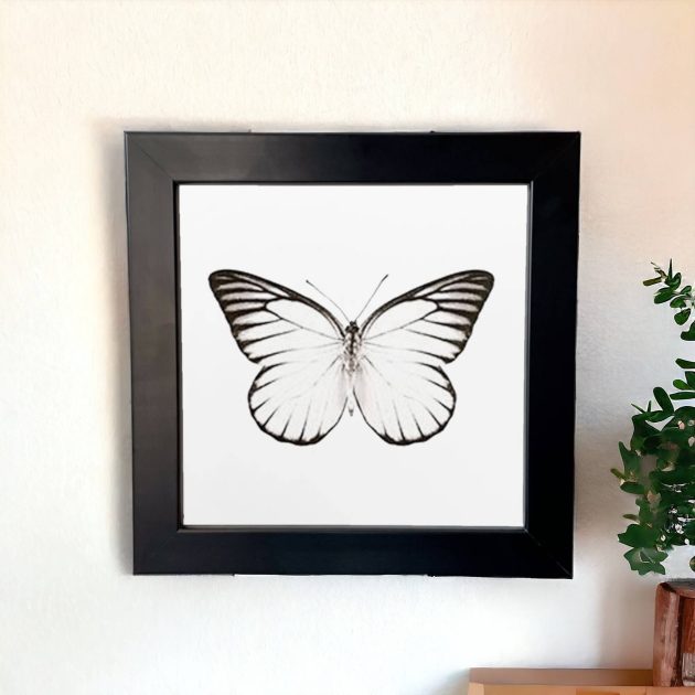 Azulejo decorativo com o desenho de borboleta em preto e branco - Modelo 2