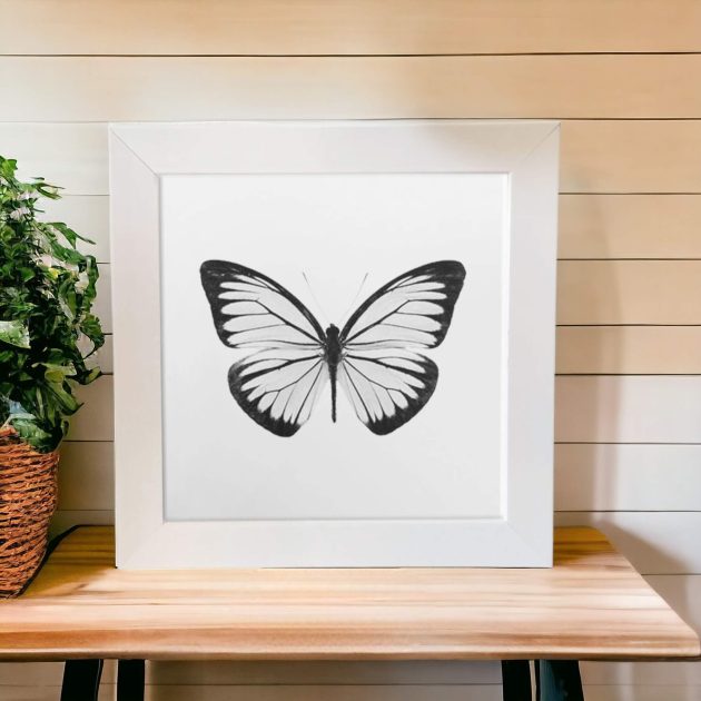 Azulejo decorativo com o desenho de borboleta em preto e branco - Modelo 3