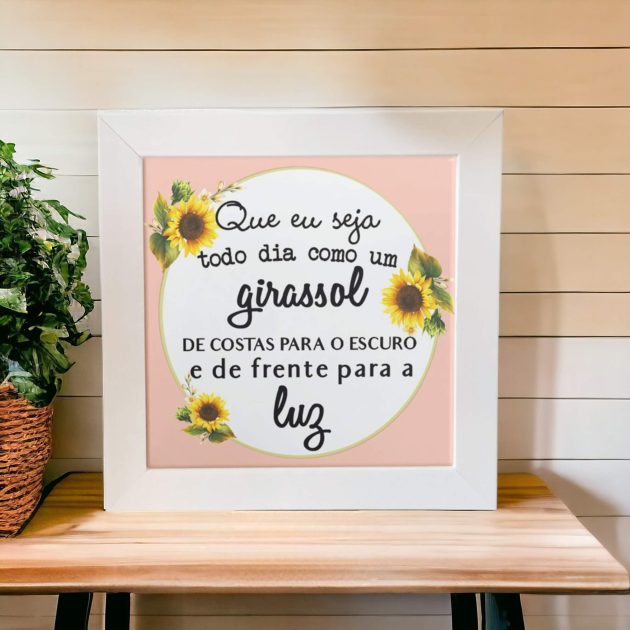 Azulejo decorativo com a frase Que eu seja todo dia como um Girassol de costas para o escuro e de frente para a luz com um fundo rosa floral