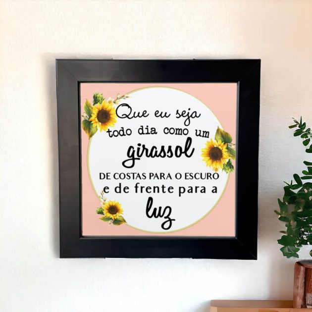 Azulejo decorativo com a frase Que eu seja todo dia como um Girassol de costas para o escuro e de frente para a luz com um fundo rosa floral