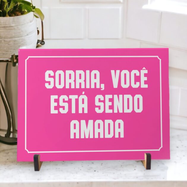 Azulejo decorativo com a frase Sorria, você está sendo amada - Coleção Retrô