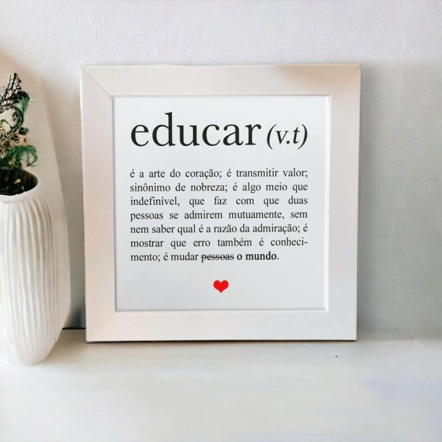 Azulejo decorativo com a frase Definição de educar e seus significados