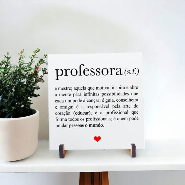 Azulejo decorativo com a frase Definição de professora e seus significados